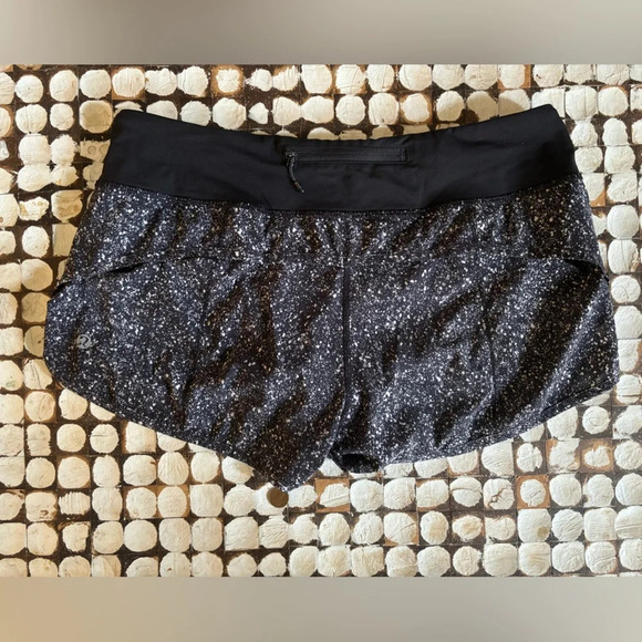 Lululemon Speed Short Daisy Dust Alpine White Black W7AFSS 8 - Picture 3 of 3
